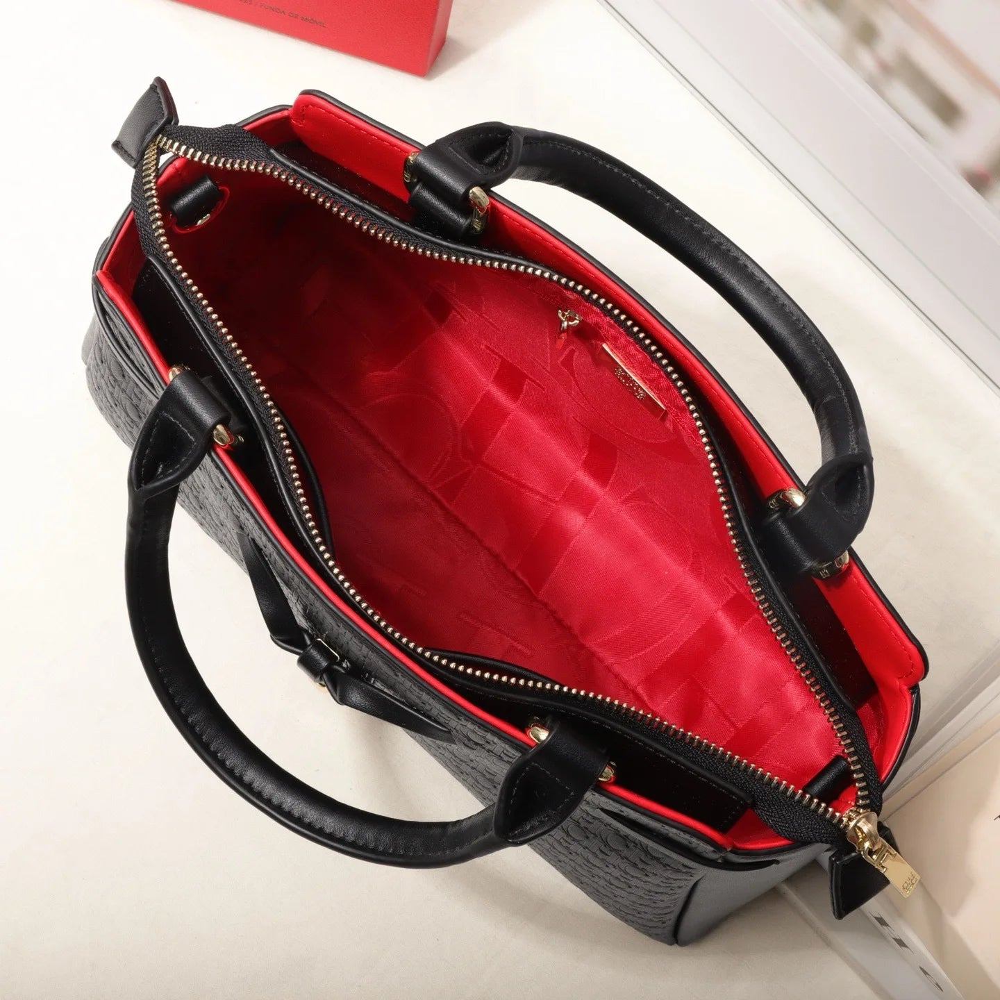 CH Embossed Pattern Tote Bag Bow Accent Versatile Handheld Crossbody Design Daily Commute 2026 New Bag